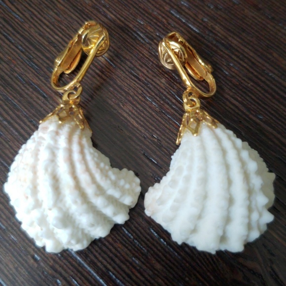 Vintage Jewelry - VTG pair of sea shell earclips